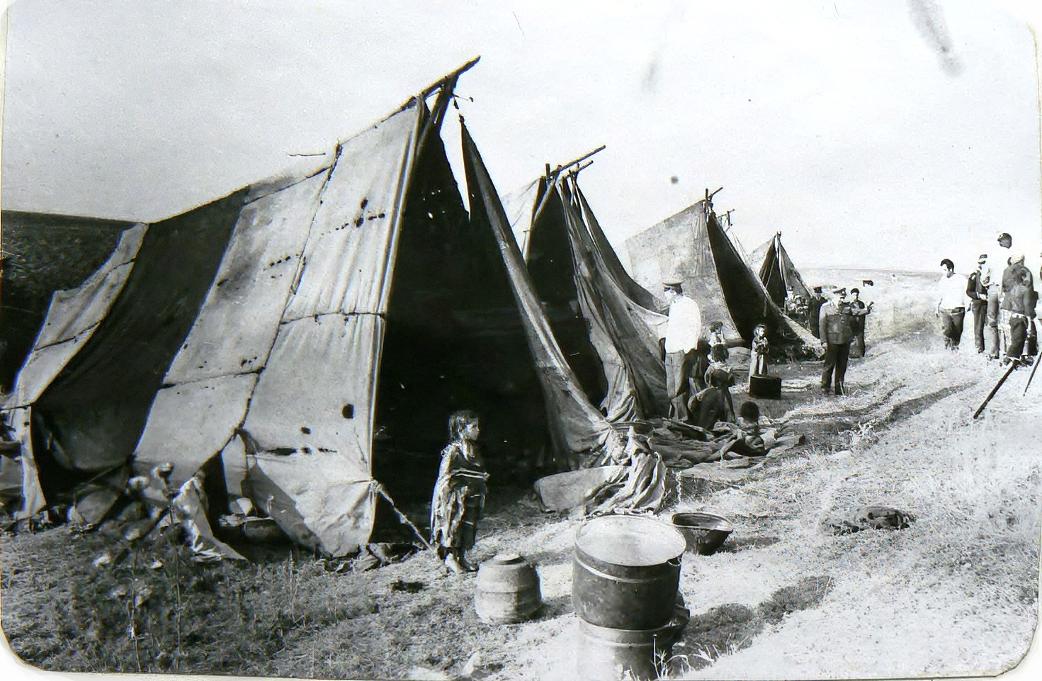 Police raid an encampment of tent-dwelling Roma, 1977. Source: ANIC(2).